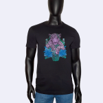 Front view black t-shirt with serigraphy of a jaguar made in polychrome with water-based inks.